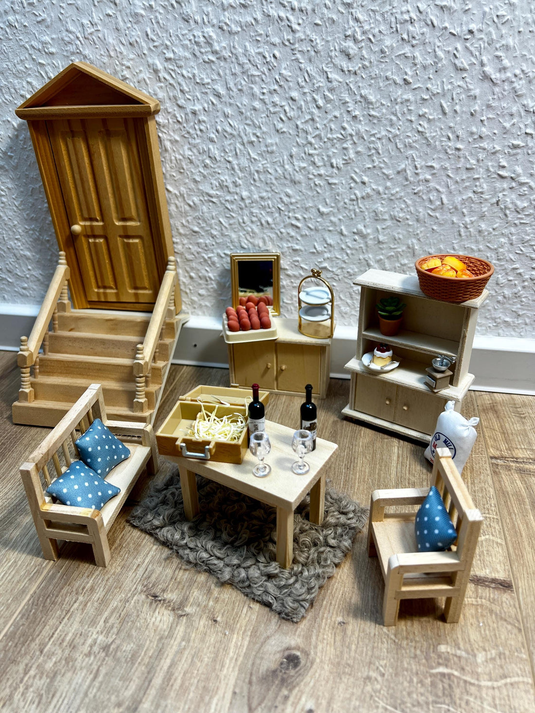 Wichtel Küche Zubehör Weinflasche Gläser Eier Kaffeemühle Torte Teller Besteck Gabel Messer Sideboard Schrank Tisch Bank Stuhl