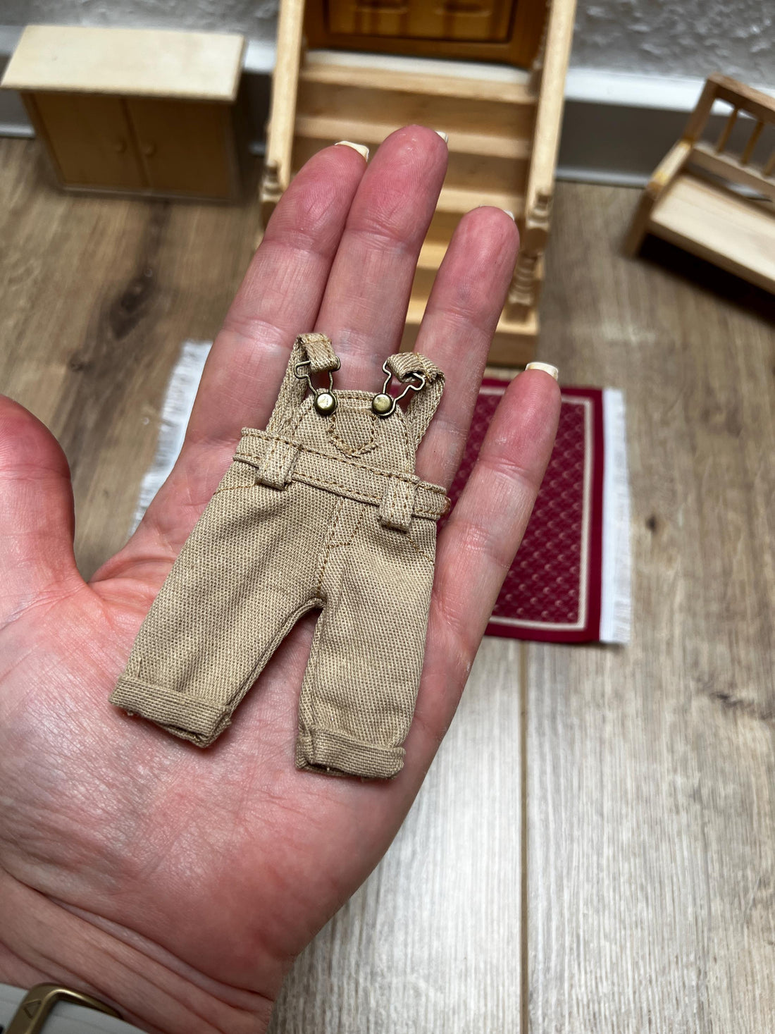 Wichtel Latzhose in Beige Miniatur Arbeitshose Hose Wichtelkleidung Wichtelhose 8,5cm x 4 cm