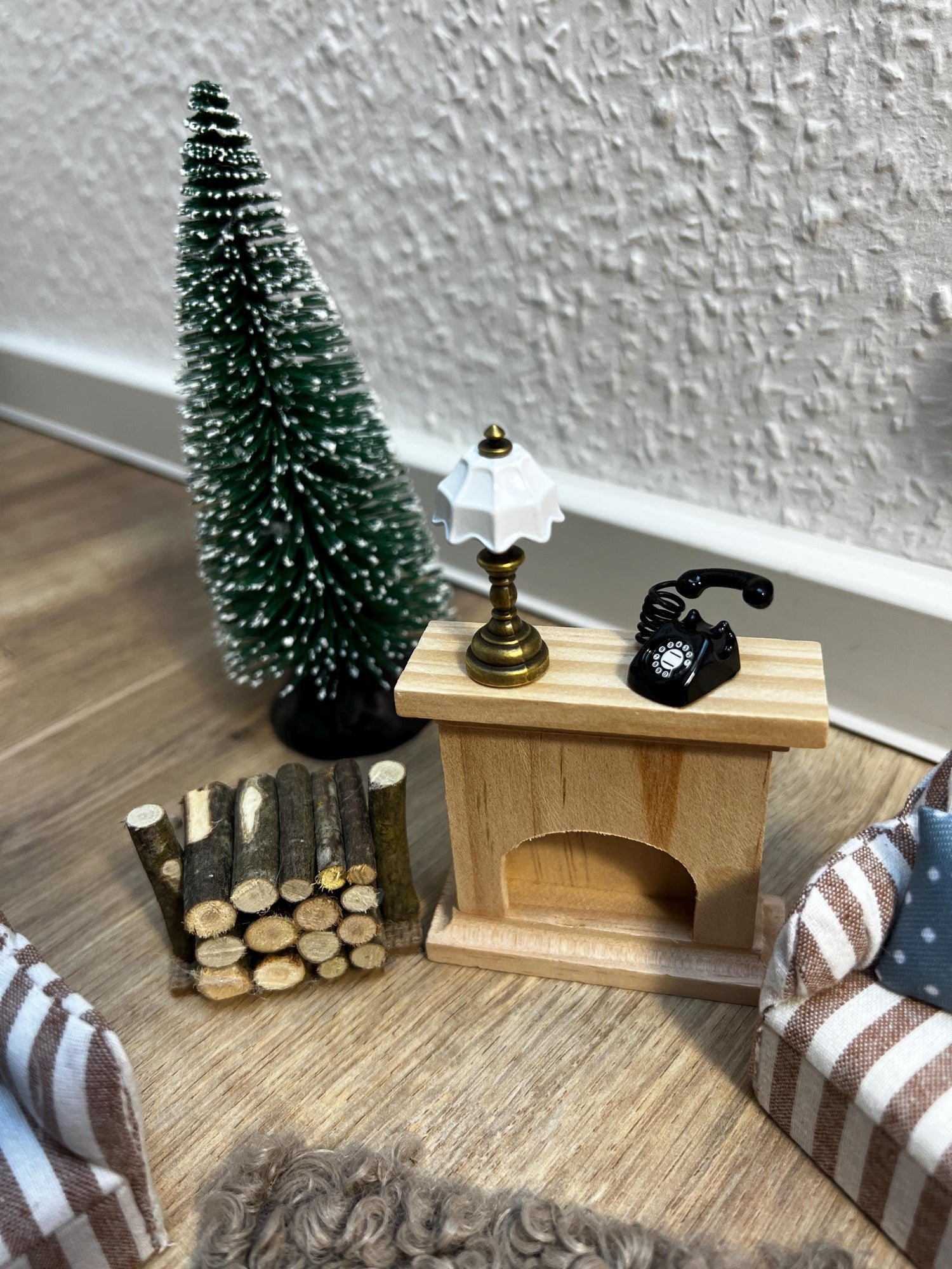 Wichtel Wohnzimmer Stube Miniatur Zubehör Couch Sofa Sessel Teppich Möbelstück Kamin Feuerholz Telefon Zimmerpflanze Stehlampe