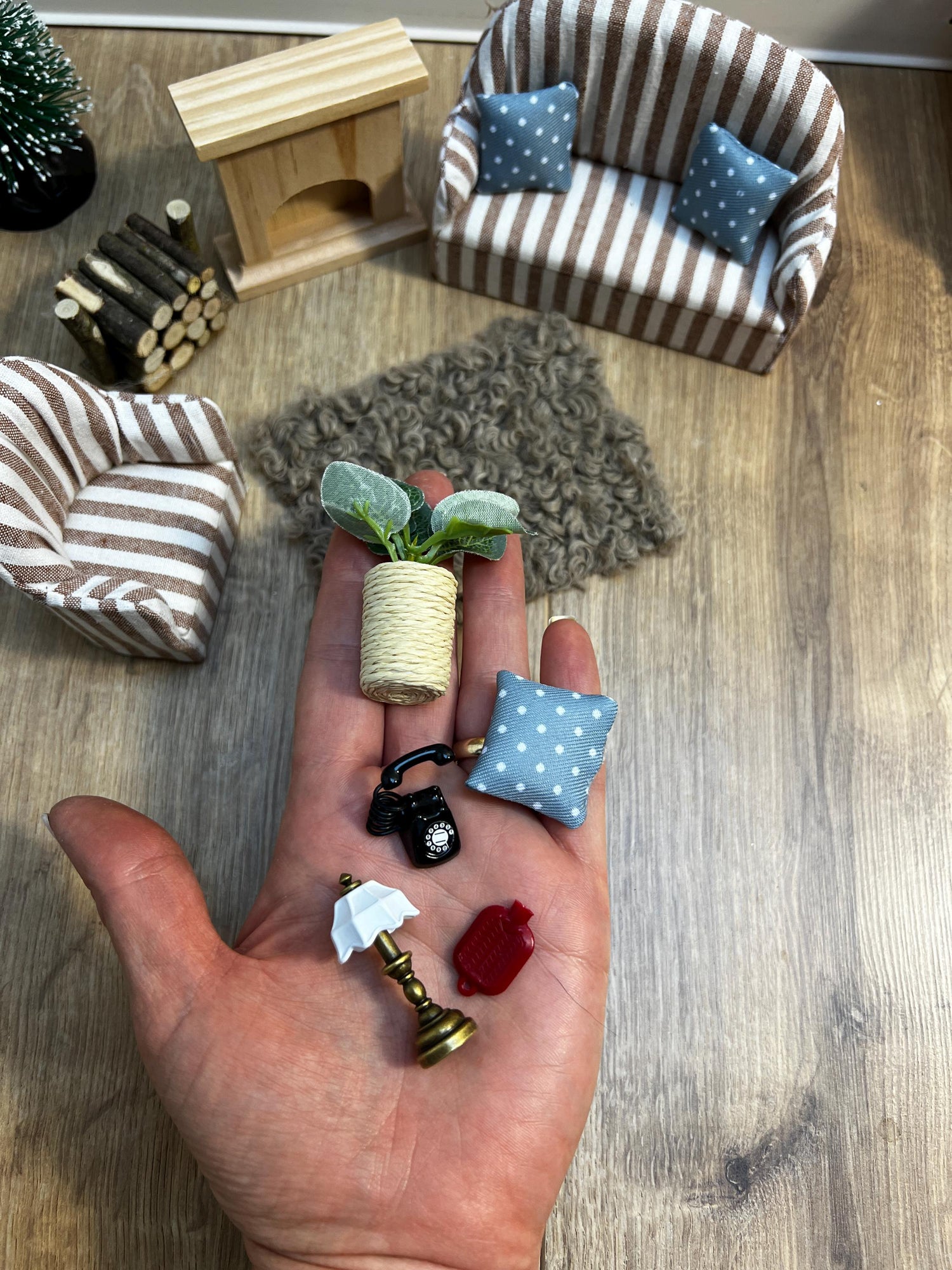 Wichtel Wohnzimmer Stube Miniatur Zubehör Couch Sofa Sessel Teppich Möbelstück Kamin Feuerholz Telefon Zimmerpflanze Stehlampe