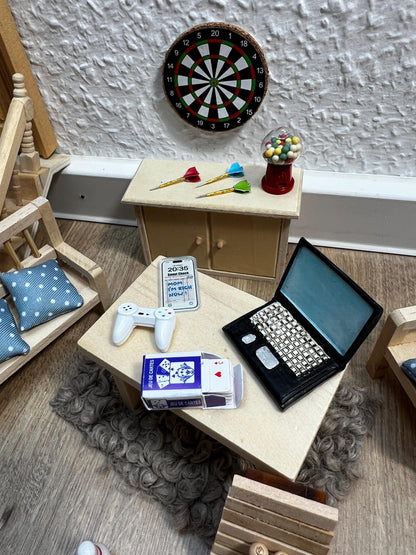 Wichtel Spielezimmer Miniatur Controller Laptop Handy Dart Kartenspiel Mau Mau Kaugummi Kegel