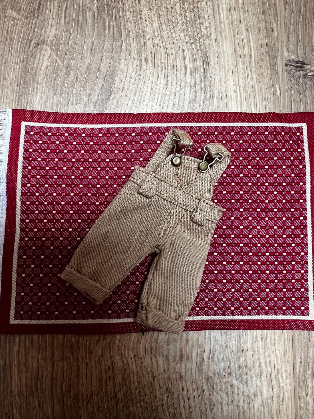 Wichtel Latzhose in Beige Miniatur Arbeitshose Hose Wichtelkleidung Wichtelhose 8,5cm x 4 cm
