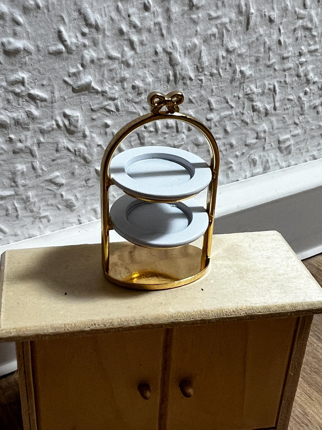 Wichtel Etagere in Gold mit zwei Teller Service in Miniatur Größe 3x5 cm