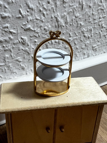Wichtel Etagere in Gold mit zwei Teller Service in Miniatur Größe 3x5 cm