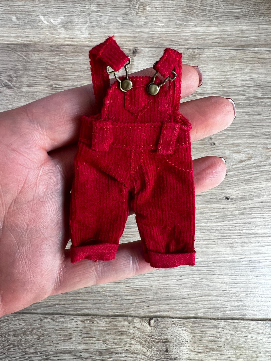 Wichtel Latzhose in Rot Miniatur Arbeitshose Hose Wichtelkleidung Wichtelhose 8,5cm x 4 cm
