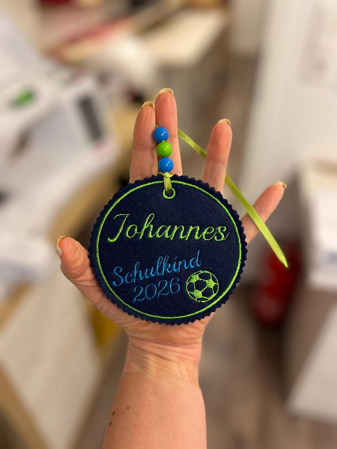 Personalisierter Anhänger für Schultüte |mit Name und Motiv hochwertig bestickt | zum Befestigen an der Schultüte oder Schulranzen Tornister