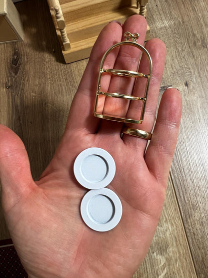 Wichtel Etagere in Gold mit zwei Teller Service in Miniatur Größe 3x5 cm