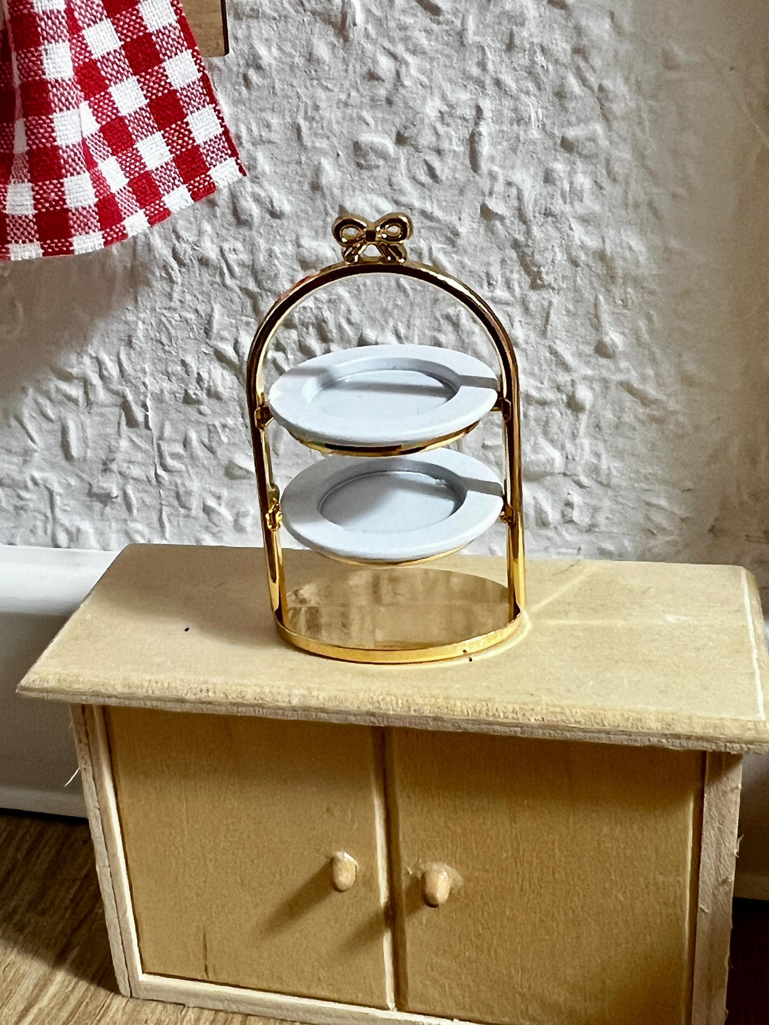 Wichtel Etagere in Gold mit zwei Teller Service in Miniatur Größe 3x5 cm