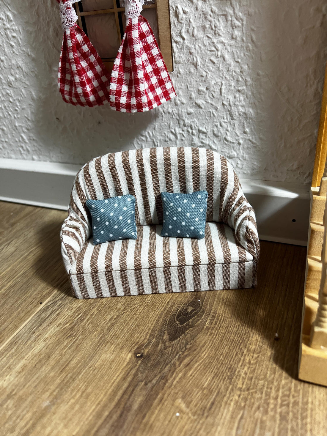 Wichtel Couch Sofa mit Stoffbezug in Miniatur Größe 11,6 cm x 4,5 cm x 8 cm