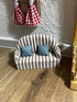 Wichtel Couch Sofa mit Stoffbezug in Miniatur Größe 11,6 cm x 4,5 cm x 8 cm
