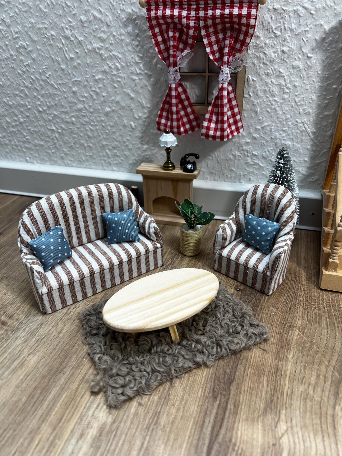 Wichtel Wohnzimmer Stube Miniatur Zubehör Couch Sofa Sessel Teppich Möbelstück Kamin Feuerholz Telefon Zimmerpflanze Stehlampe