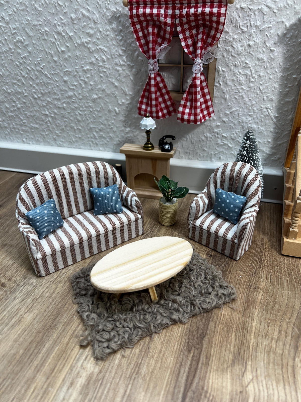 Wichtel Wohnzimmer Stube Miniatur Zubehör Couch Sofa Sessel Teppich Möbelstück Kamin Feuerholz Telefon Zimmerpflanze Stehlampe