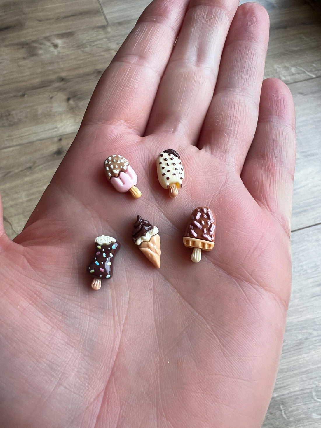 Wichtel 2 Stück Eis Eistüte Größe ca. 1,2 cm x 0,5 cm Miniatur Zubehör Süßigkeiten