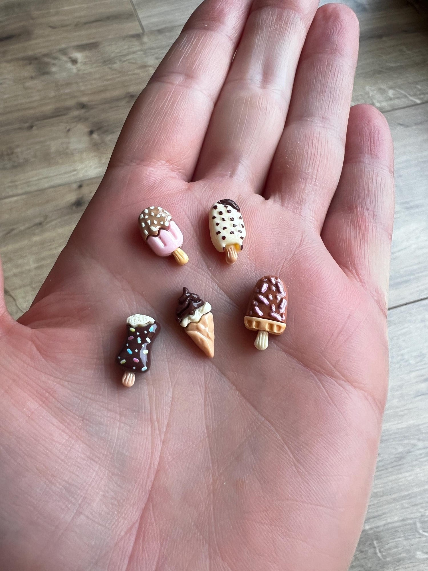 Wichtel 2 Stück Eis Eistüte Größe ca. 1,2 cm x 0,5 cm Miniatur Zubehör Süßigkeiten
