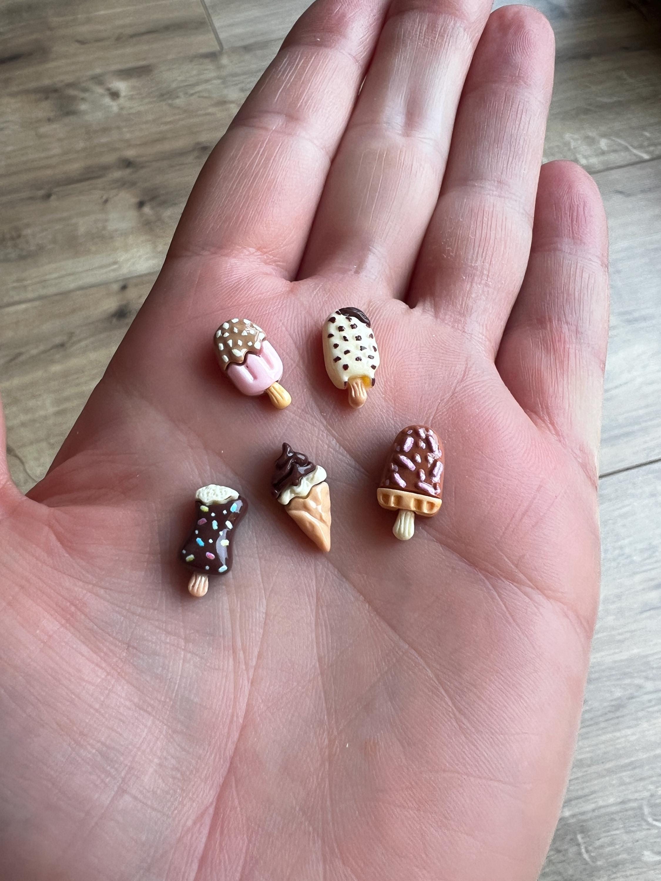 Wichtel 2 Stück Eis Eistüte Größe ca. 1,2 cm x 0,5 cm Miniatur Zubehör Süßigkeiten