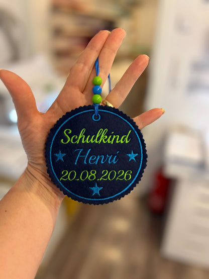 Personalisierter Anhänger für Schultüte |mit Name des Kindes und Datum der Einschulung hochwertig bestickt | zum Befestigen an Schultüte