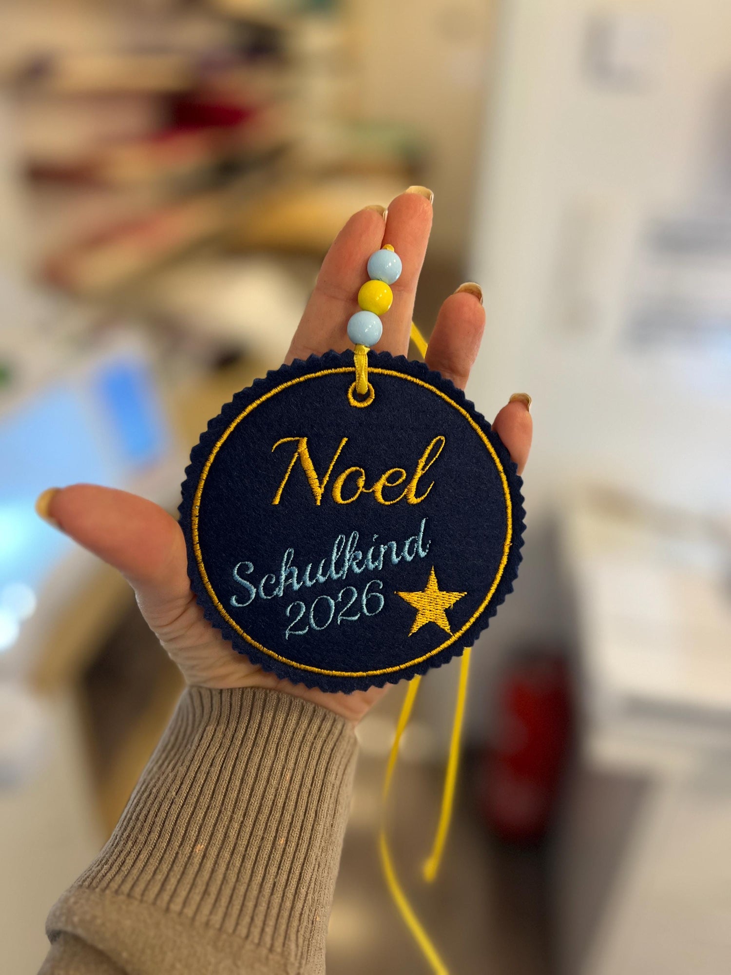 Personalisierter Anhänger für Schultüte |mit Name und Motiv hochwertig bestickt | zum Befestigen an der Schultüte mit Rückseite