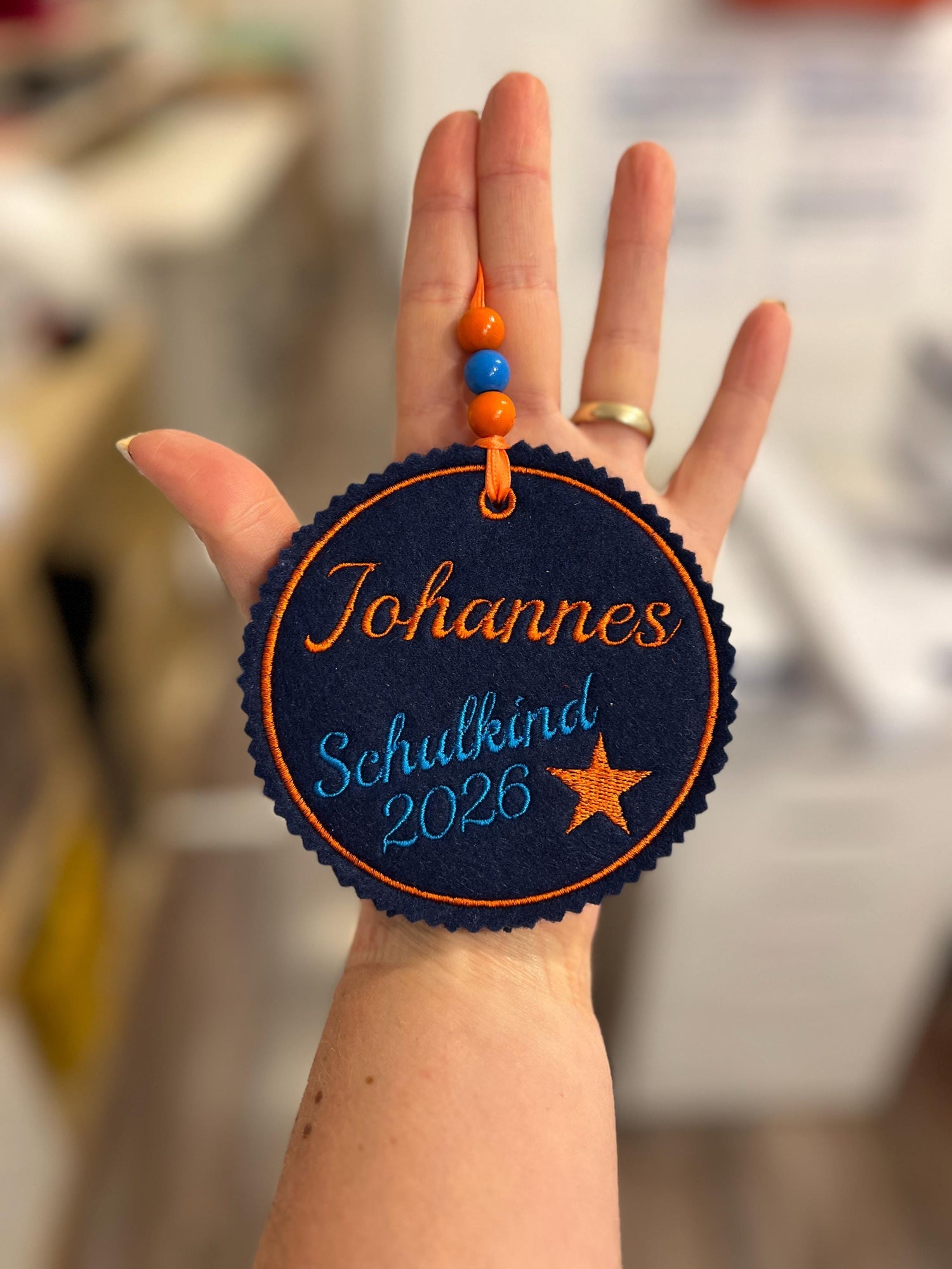 Personalisierter Anhänger für Schultüte |mit Name und Motiv hochwertig bestickt | zum Befestigen an der Schultüte oder Schulranzen Tornister