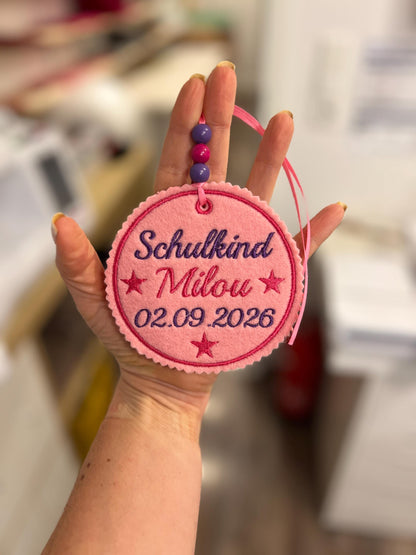Personalisierter Anhänger für Schultüte |mit Name des Kindes und Datum der Einschulung hochwertig bestickt | zum Befestigen an Schultüte