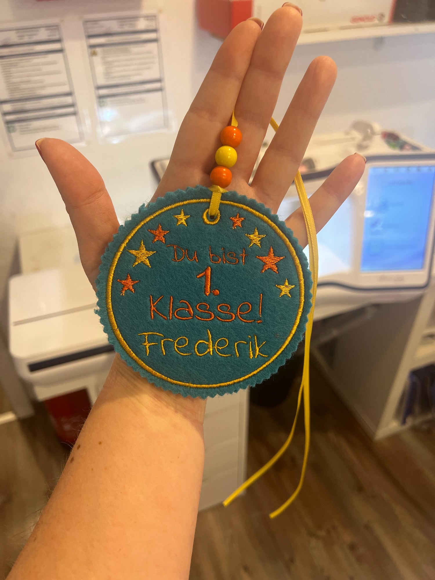 Personalisierter Anhänger für Schultüte | hochwertig bestickt | Geschenk Einschulung 2026