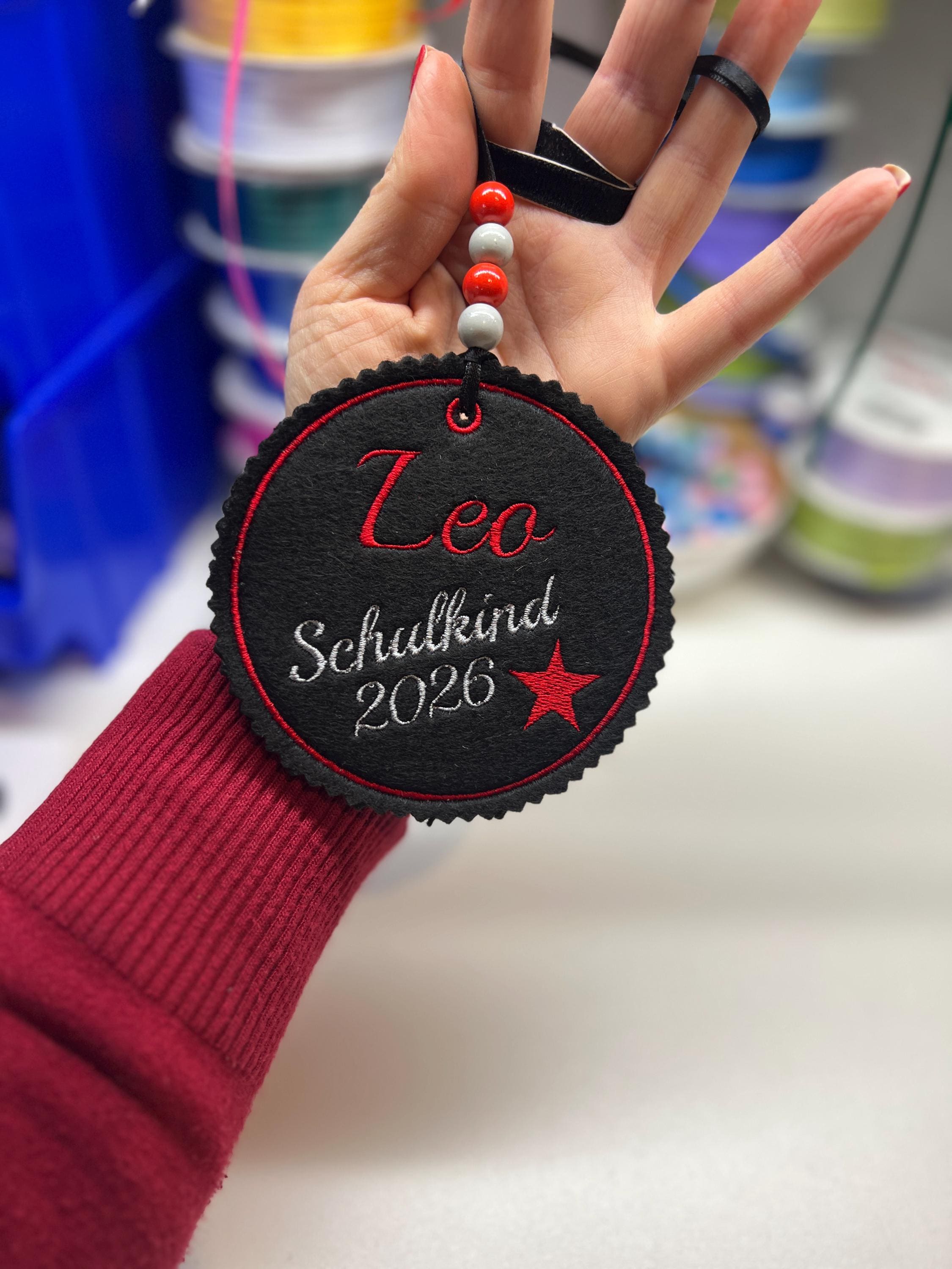Personalisierter Anhänger für Schultüte |mit Name und Motiv hochwertig bestickt | zum Befestigen an der Schultüte oder Schulranzen Tornister