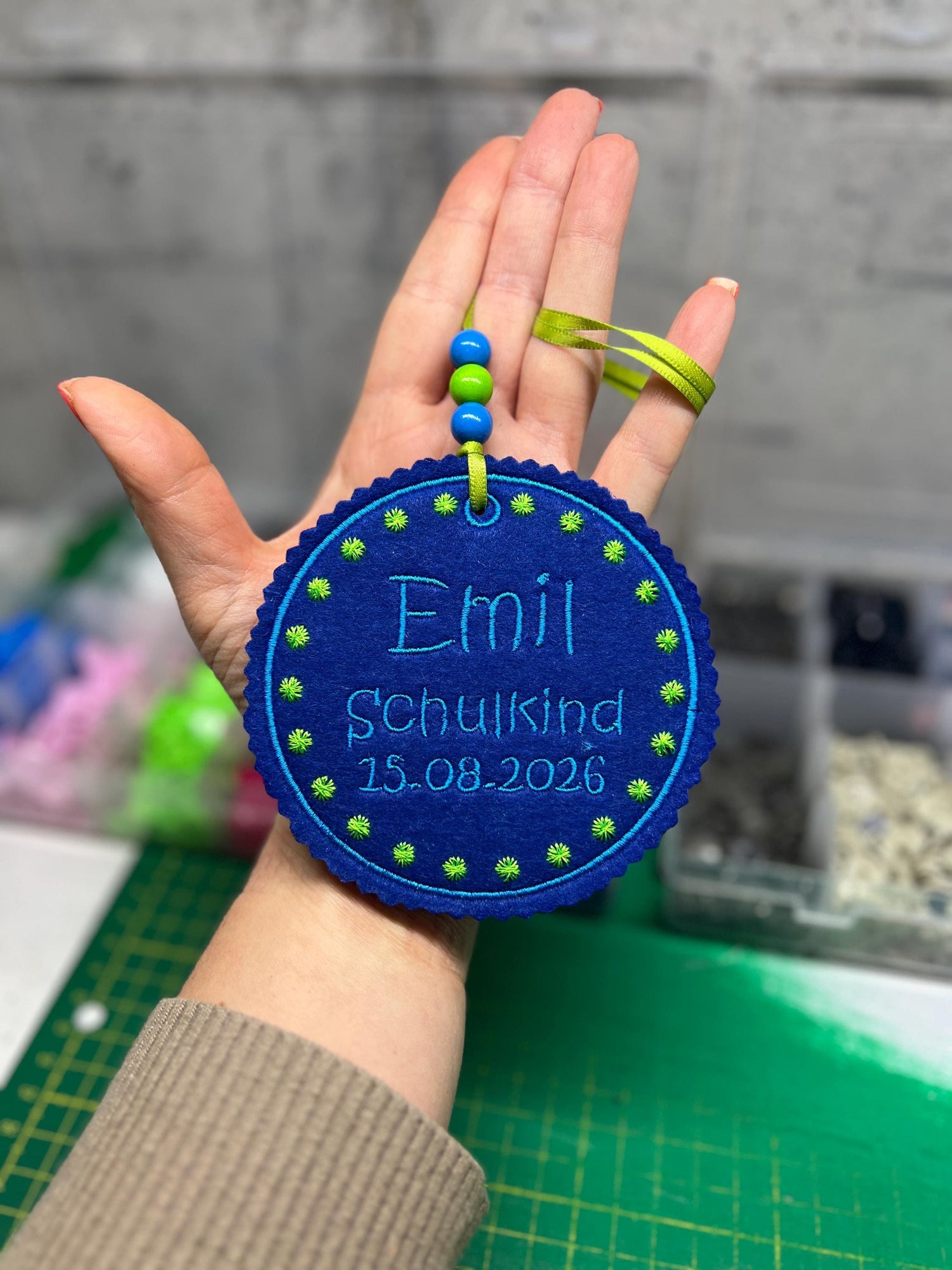 Personalisierter Anhänger für Schultüte | hochwertig bestickt | Geschenk Einschulung 2026