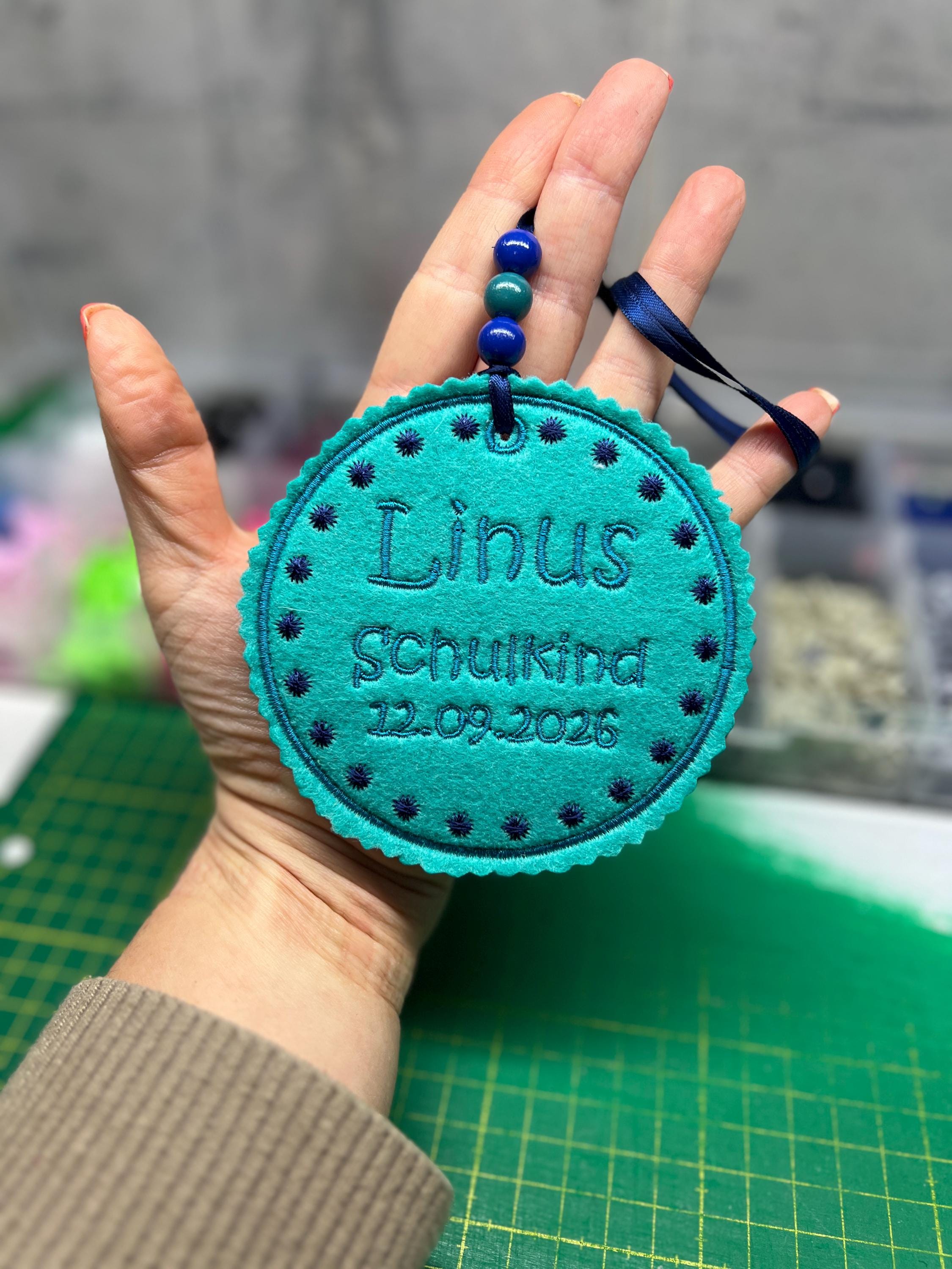 Personalisierter Anhänger für Schultüte | hochwertig bestickt | Geschenk Einschulung 2026