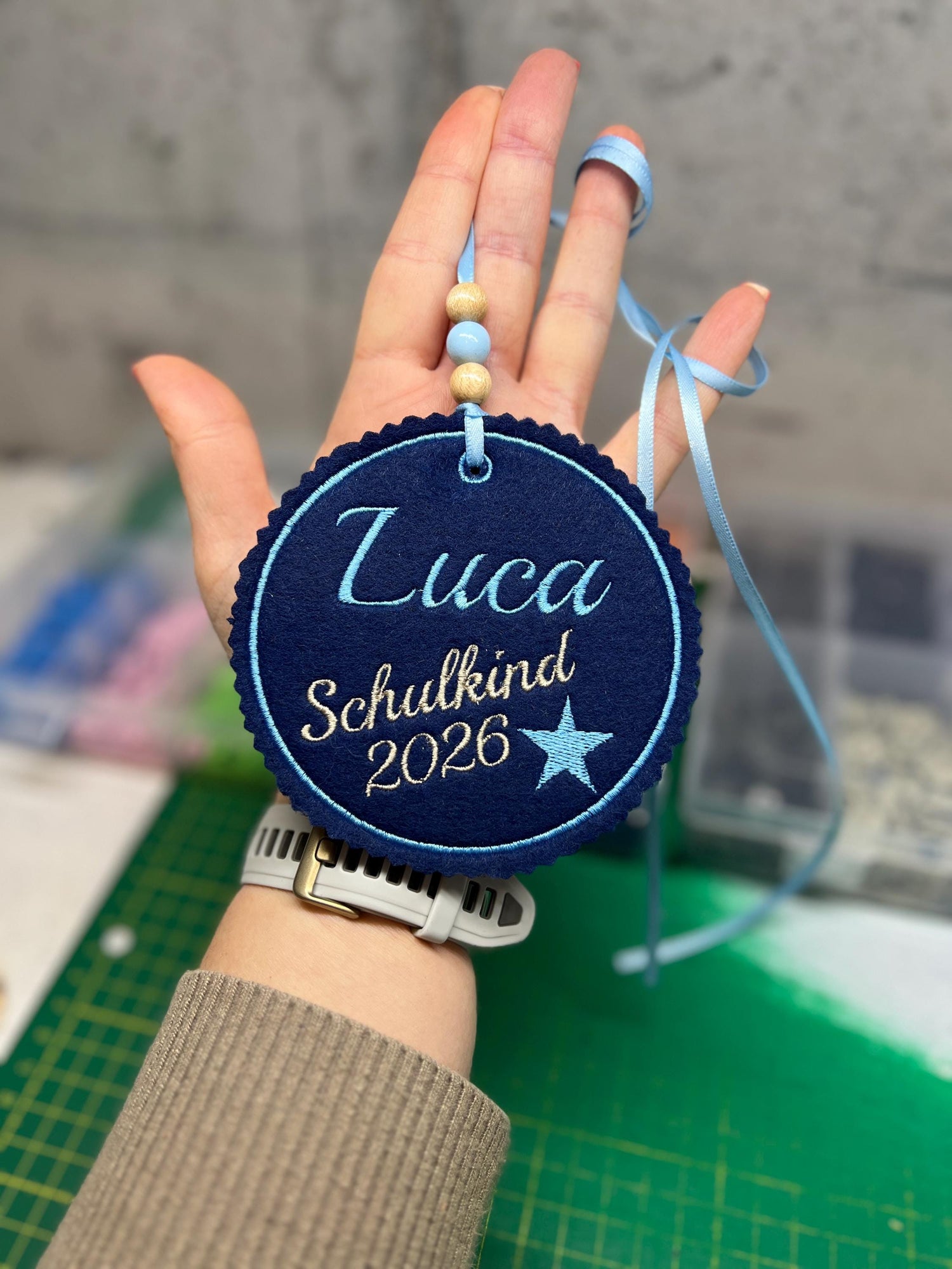 Personalisierter Anhänger für Schultüte |mit Name und Motiv hochwertig bestickt | zum Befestigen an der Schultüte oder Schulranzen Tornister