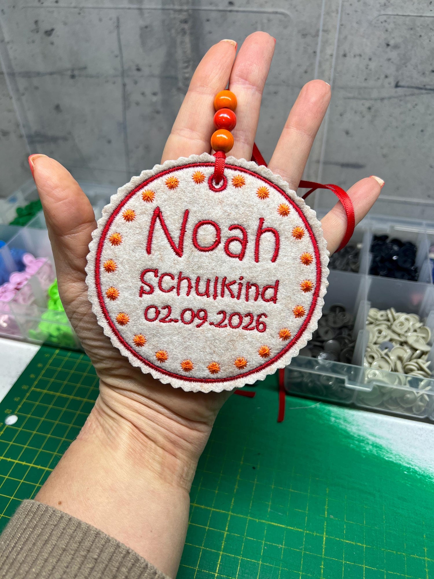 Personalisierter Anhänger für Schultüte | hochwertig bestickt | Geschenk Einschulung 2026