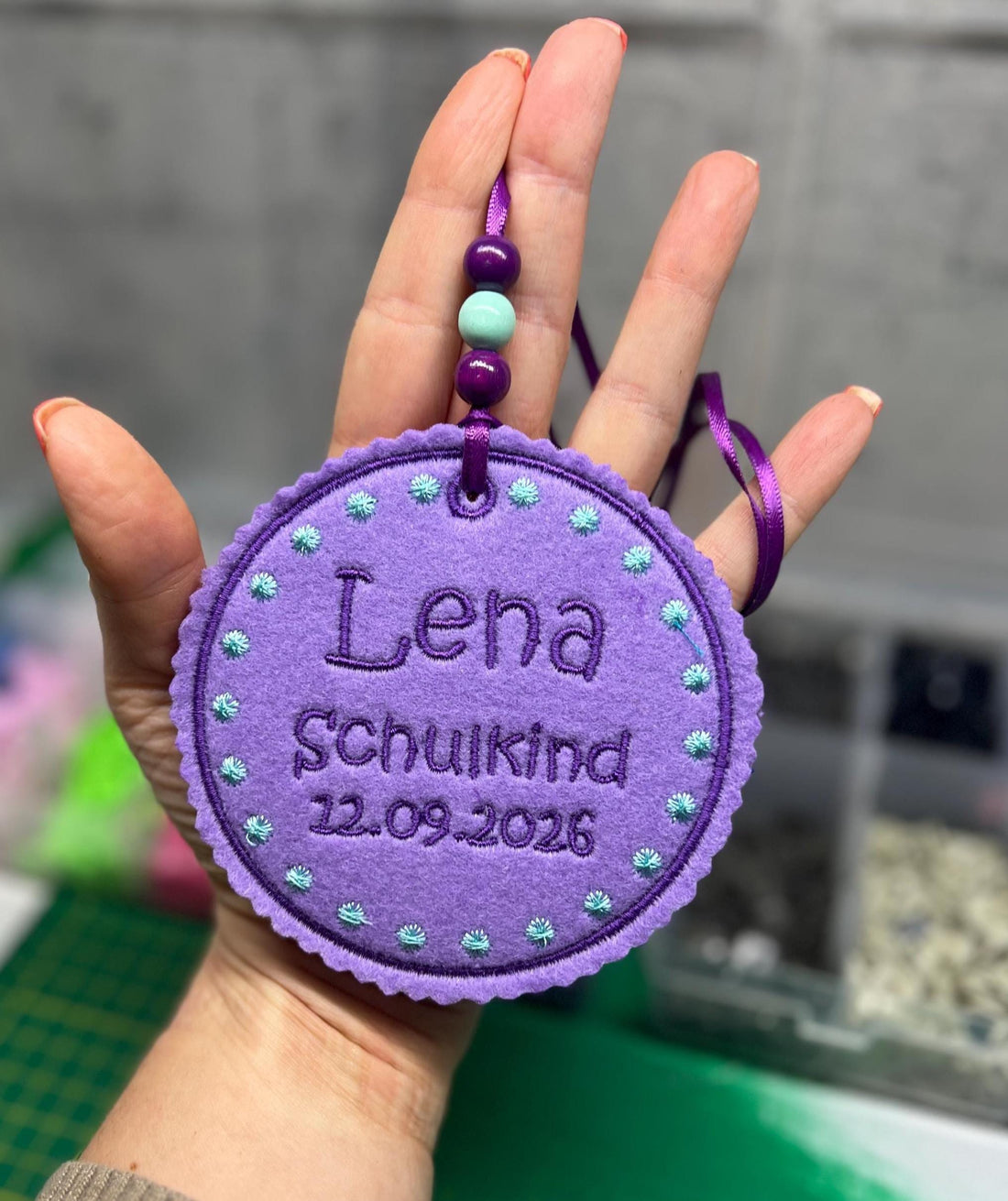 Personalisierter Anhänger für Schultüte | hochwertig bestickt | Geschenk Einschulung 2026