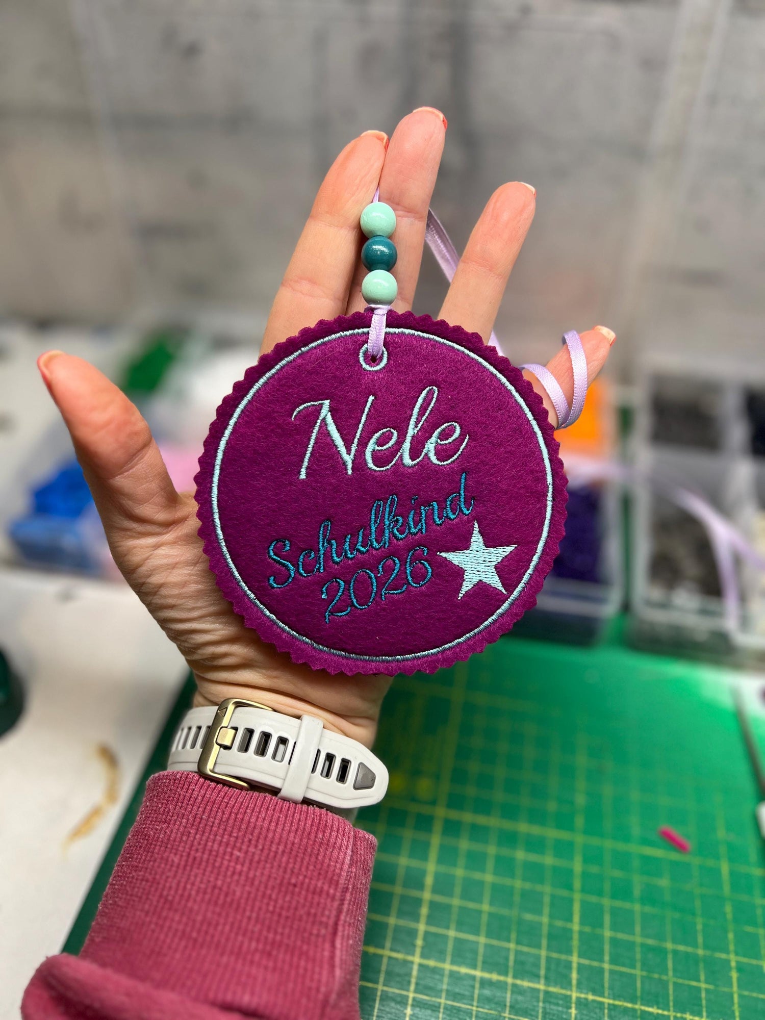 Personalisierter Anhänger für Schultüte |mit Name und Motiv hochwertig bestickt | zum Befestigen an der Schultüte mit Rückseite