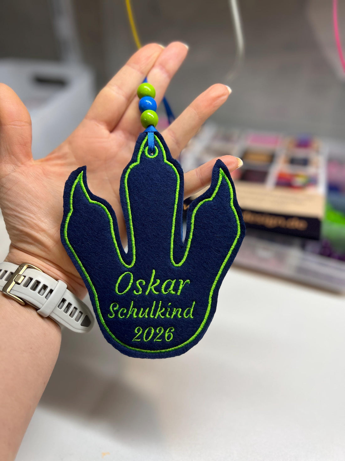 Personalisierter Dino Anhänger für Schultüte |mit Name hochwertig bestickt | zum Befestigen an der Schultüte