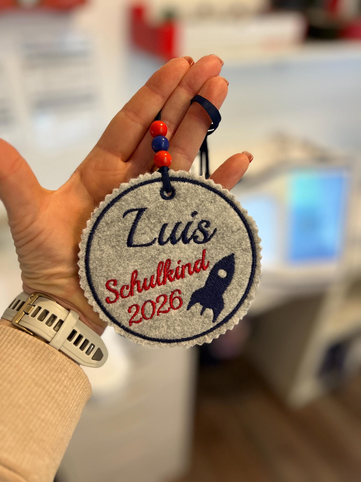 Personalisierter Anhänger für Schultüte |mit Name und Motiv hochwertig bestickt | zum Befestigen an der Schultüte oder Schulranzen Tornister