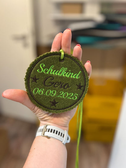 Personalisierter Anhänger für Schultüte |mit Name des Kindes und Datum der Einschulung hochwertig bestickt | zum Befestigen an Schultüte