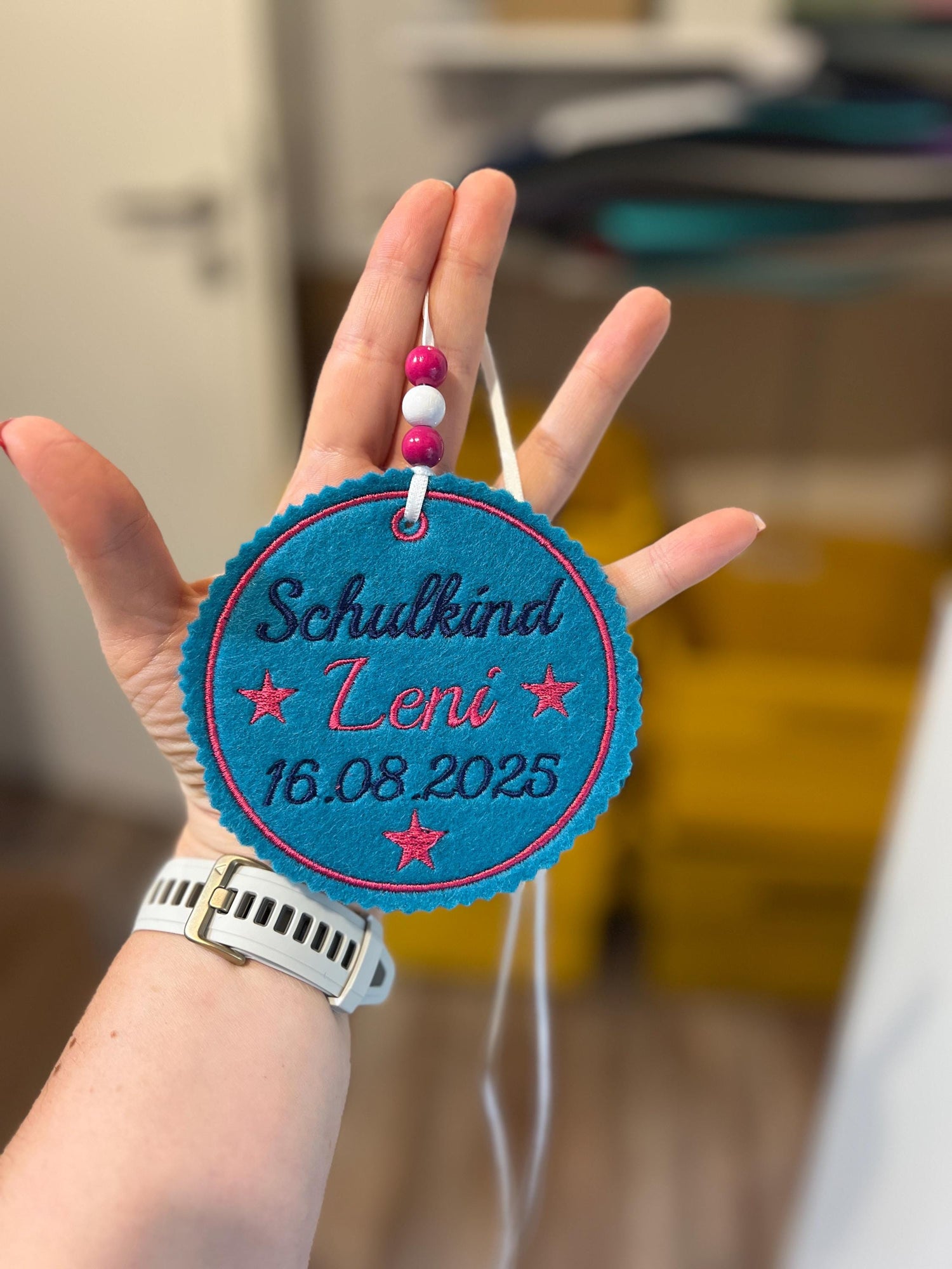 Personalisierter Anhänger für Schultüte |mit Name des Kindes und Datum der Einschulung hochwertig bestickt | zum Befestigen an Schultüte