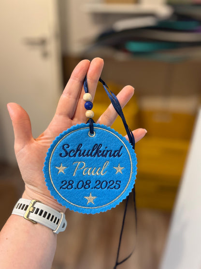 Personalisierter Anhänger für Schultüte |mit Name des Kindes und Datum der Einschulung hochwertig bestickt | zum Befestigen an Schultüte