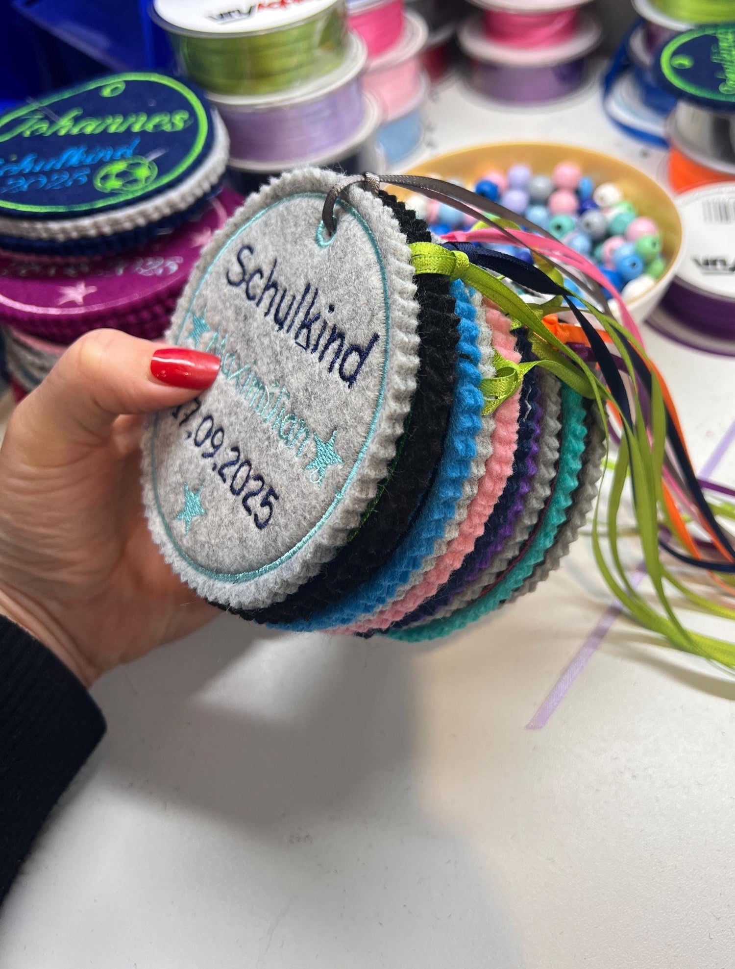 Personalisierter Anhänger für Schultüte |mit Name und Motiv hochwertig bestickt | zum Befestigen an der Schultüte oder Schulranzen Tornister