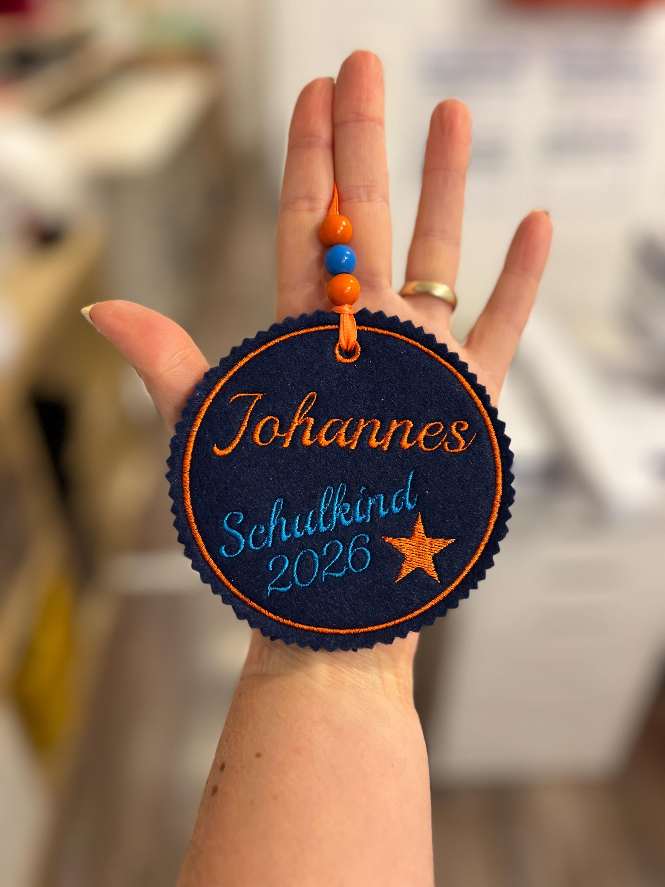 Personalisierter Anhänger für Schultüte |mit Name und Motiv hochwertig bestickt | zum Befestigen an der Schultüte oder Schulranzen Tornister
