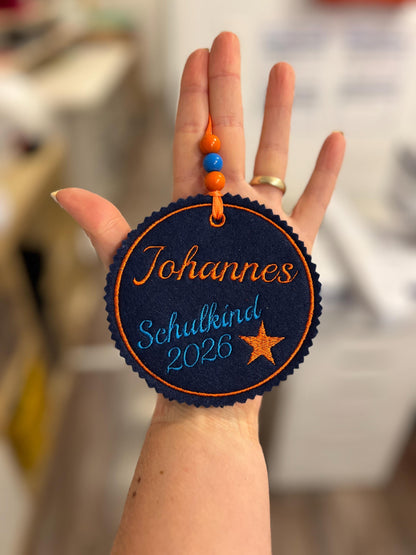 Personalisierter Anhänger für Schultüte |mit Name und Motiv hochwertig bestickt | zum Befestigen an der Schultüte oder Schulranzen Tornister