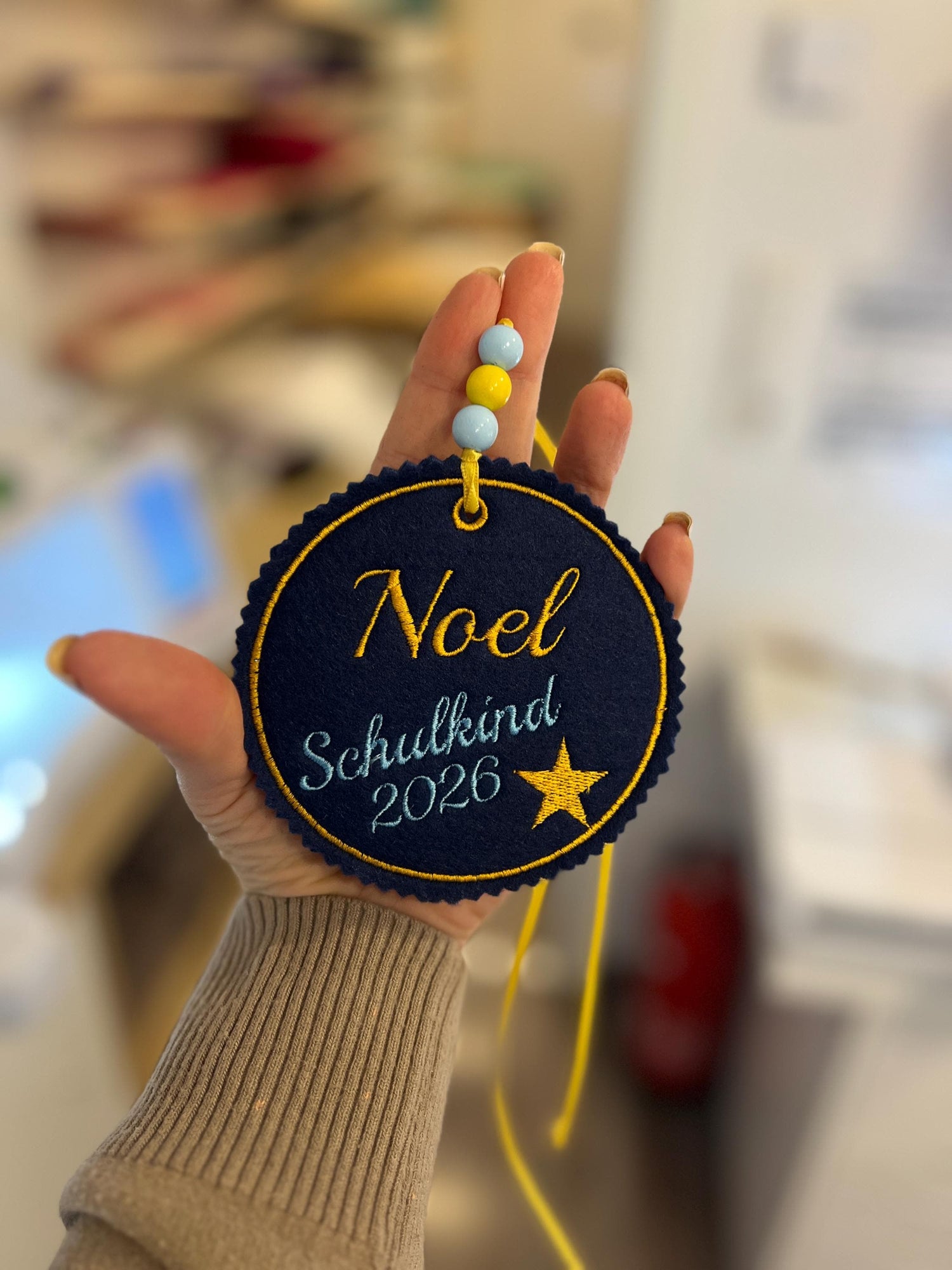 Personalisierter Anhänger für Schultüte |mit Name und Motiv hochwertig bestickt | zum Befestigen an der Schultüte oder Schulranzen Tornister