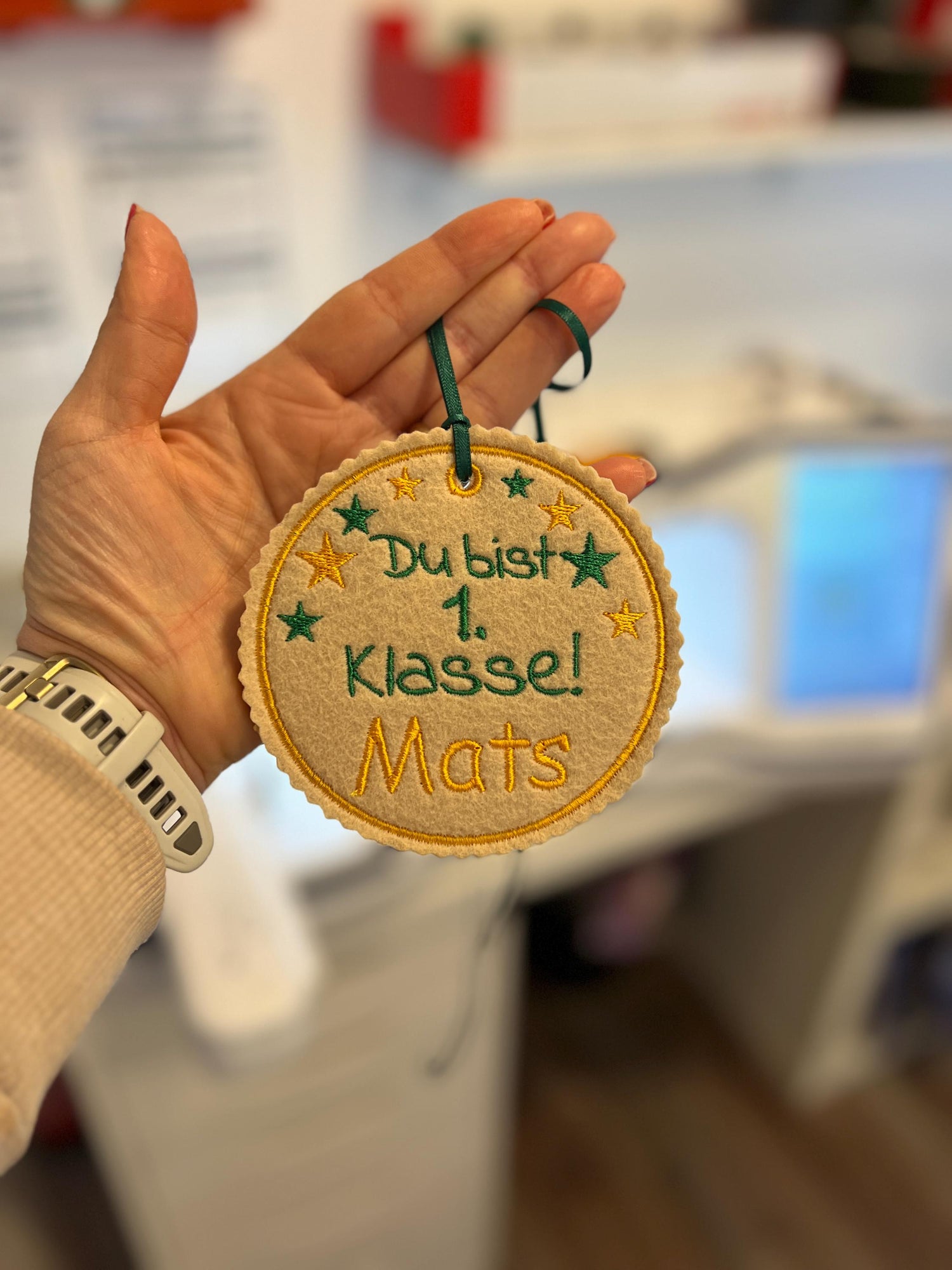 Personalisierter Anhänger für Schultüte | hochwertig bestickt | Geschenk Einschulung 2026