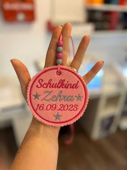 Personalisierter Anhänger für Schultüte |mit Name des Kindes und Datum der Einschulung hochwertig bestickt | zum Befestigen an Schultüte