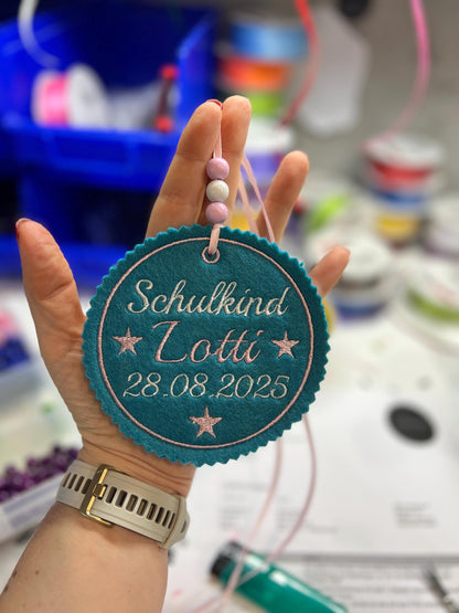 Personalisierter Anhänger für Schultüte |mit Name des Kindes und Datum der Einschulung hochwertig bestickt | zum Befestigen an Schultüte
