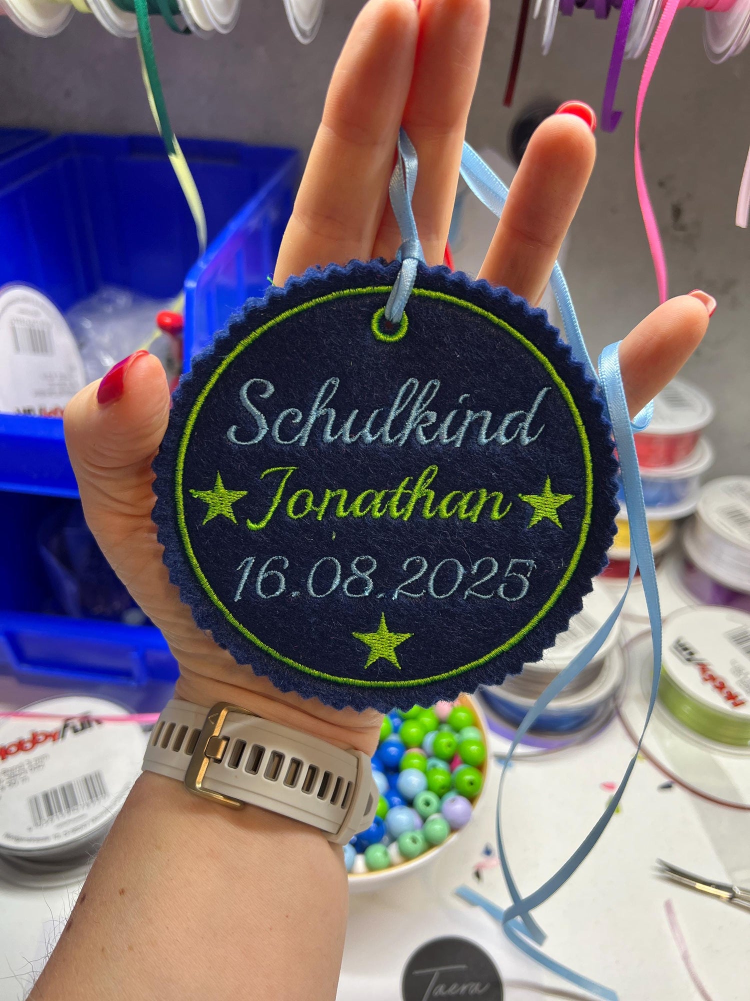 Personalisierter Anhänger für Schultüte |mit Name des Kindes und Datum der Einschulung hochwertig bestickt | zum Befestigen an Schultüte