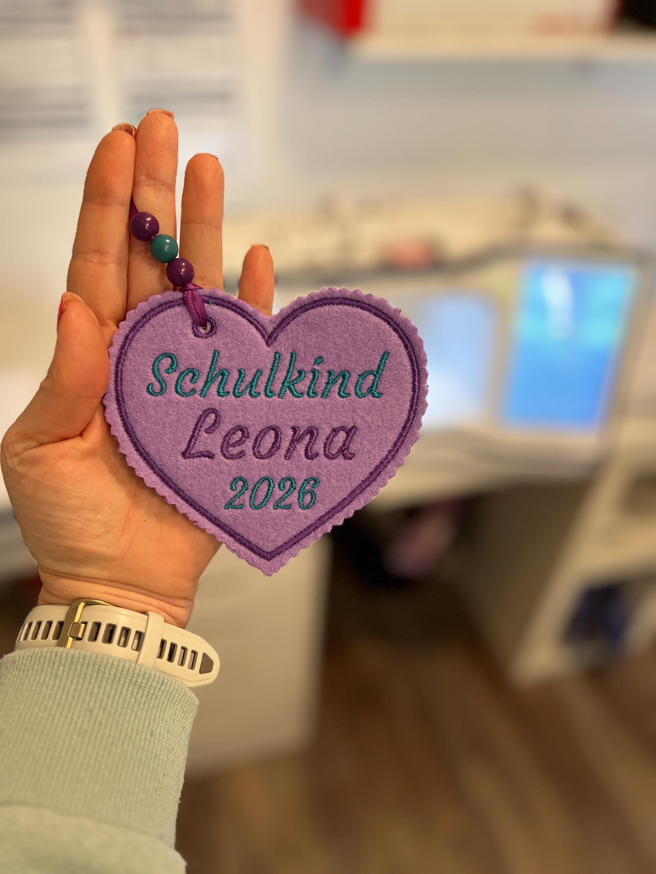 Herzanhänger für Schultüte aus Filz |mit Name hochwertig bestickt | zum Befestigen an der Schultüte für Schulkind 2026