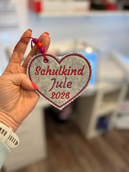 Herzanhänger für Schultüte aus Filz |mit Name hochwertig bestickt | zum Befestigen an der Schultüte für Schulkind 2026
