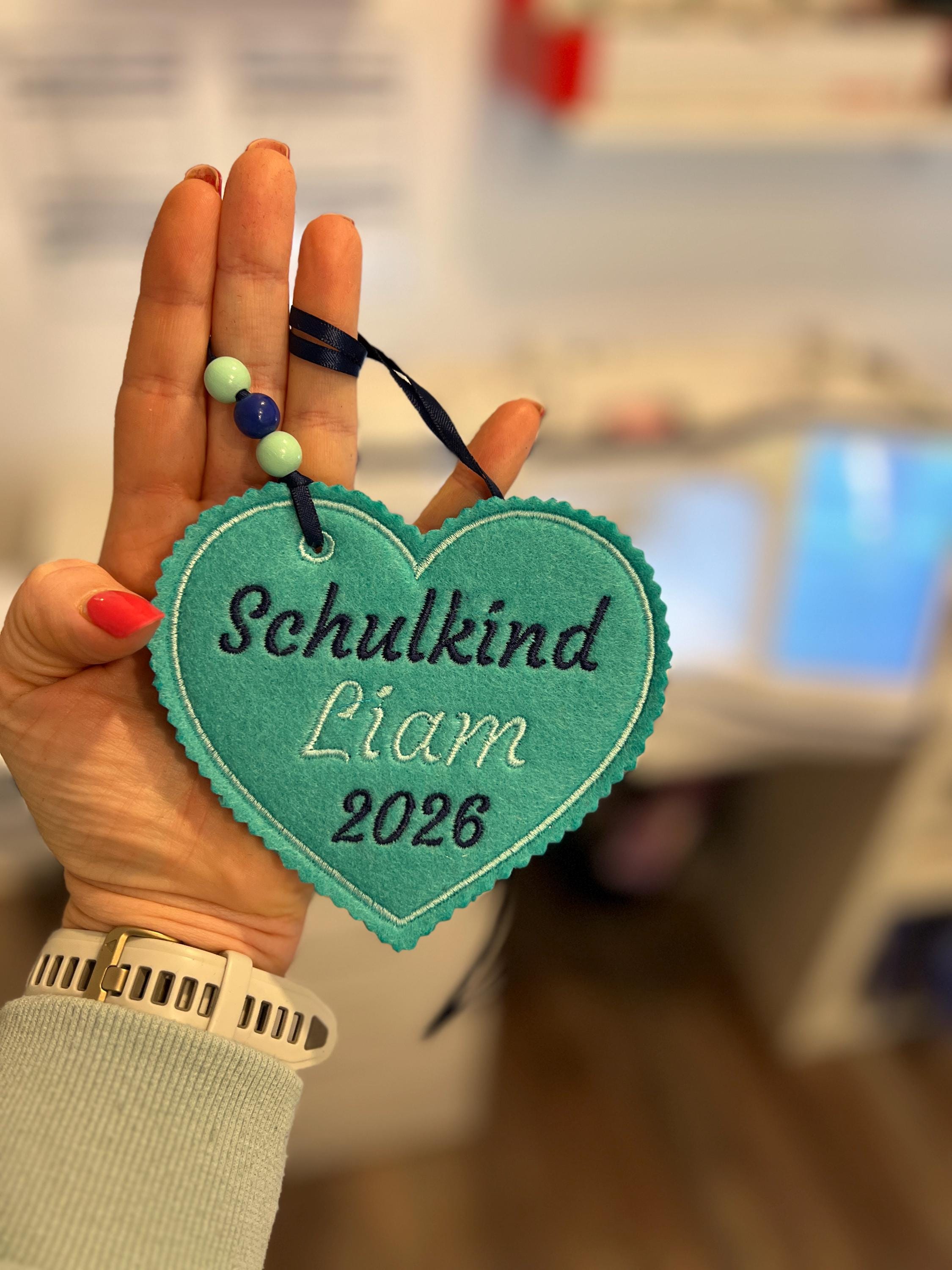 Herzanhänger für Schultüte aus Filz |mit Name hochwertig bestickt | zum Befestigen an der Schultüte für Schulkind 2026