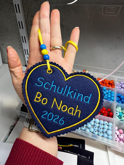 Herzanhänger für Schultüte aus Filz |mit Name hochwertig bestickt | zum Befestigen an der Schultüte für Schulkind 2026