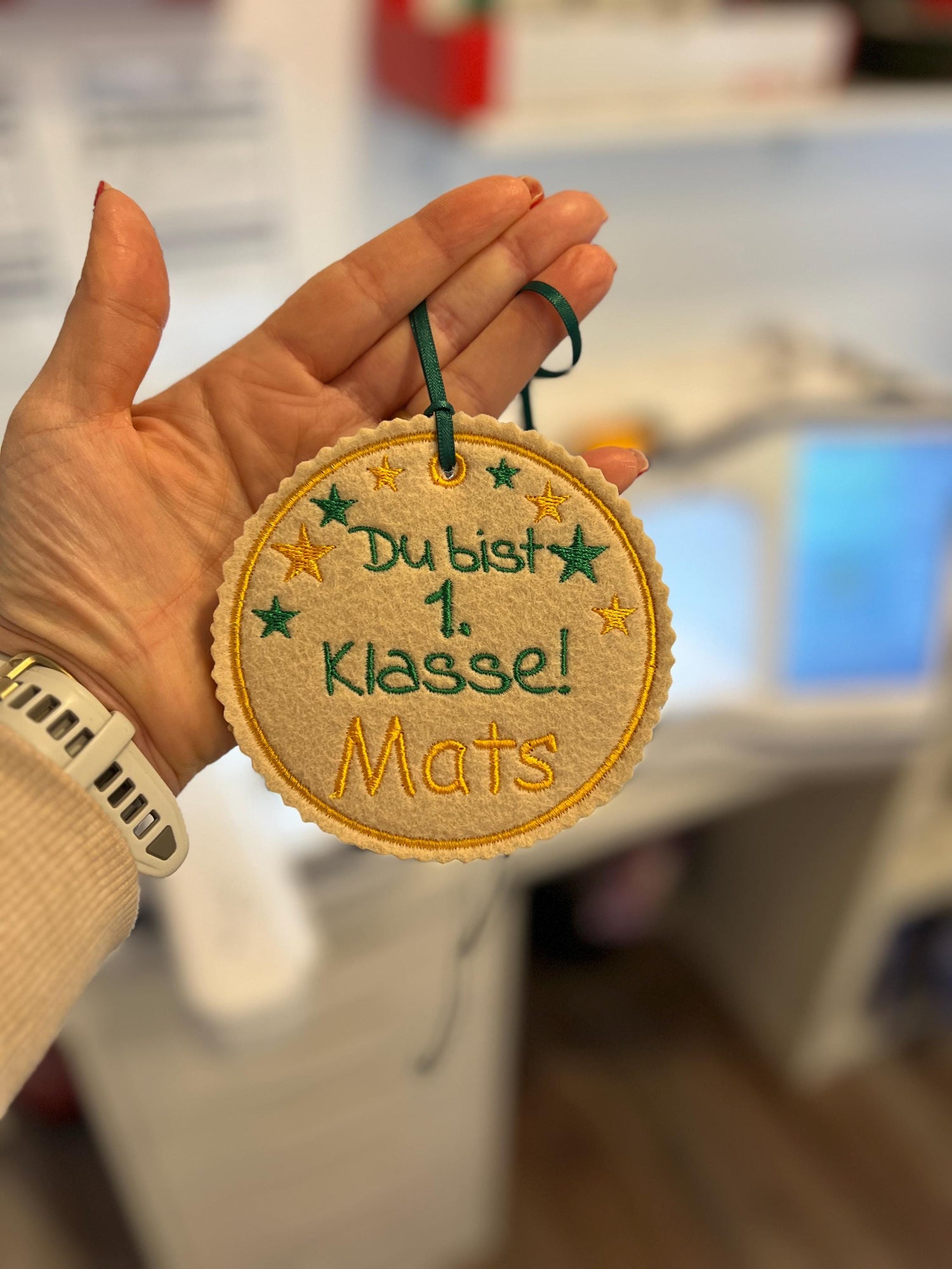Personalisierter Anhänger für Schultüte | hochwertig bestickt | Geschenk Einschulung 2026
