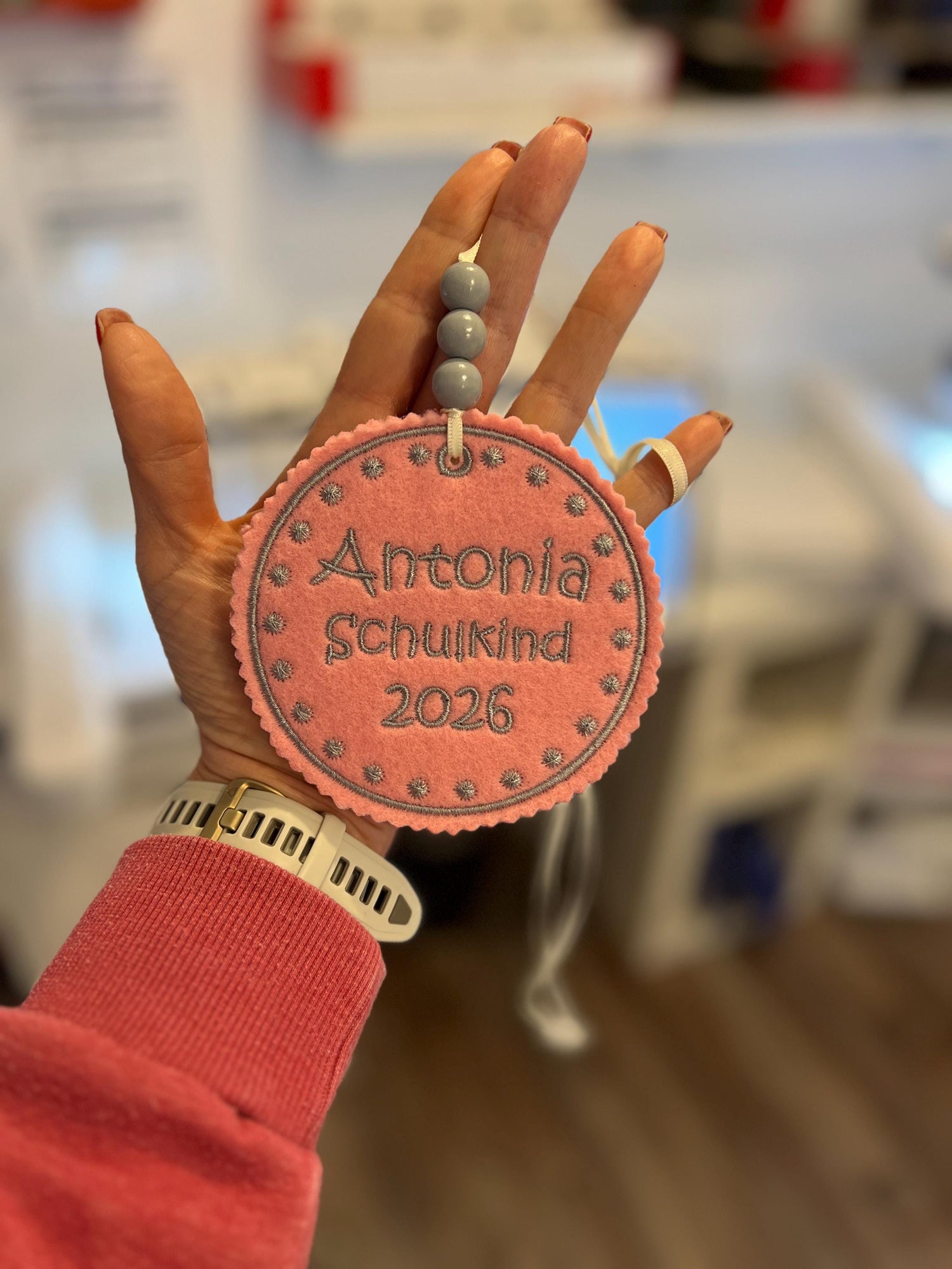 Personalisierter Anhänger für Schultüte | hochwertig bestickt | Geschenk Einschulung 2026